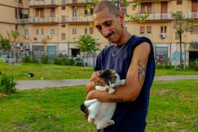 La storia di Vanny, il giovane barese che corre a salvare i gatti in pericolo 